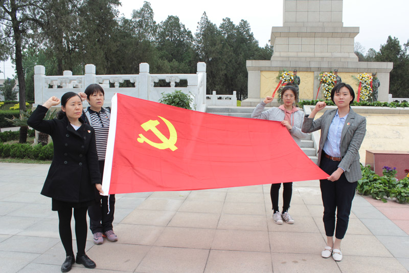 圖3：在黨旗前宣讀入黨誓詞.jpg